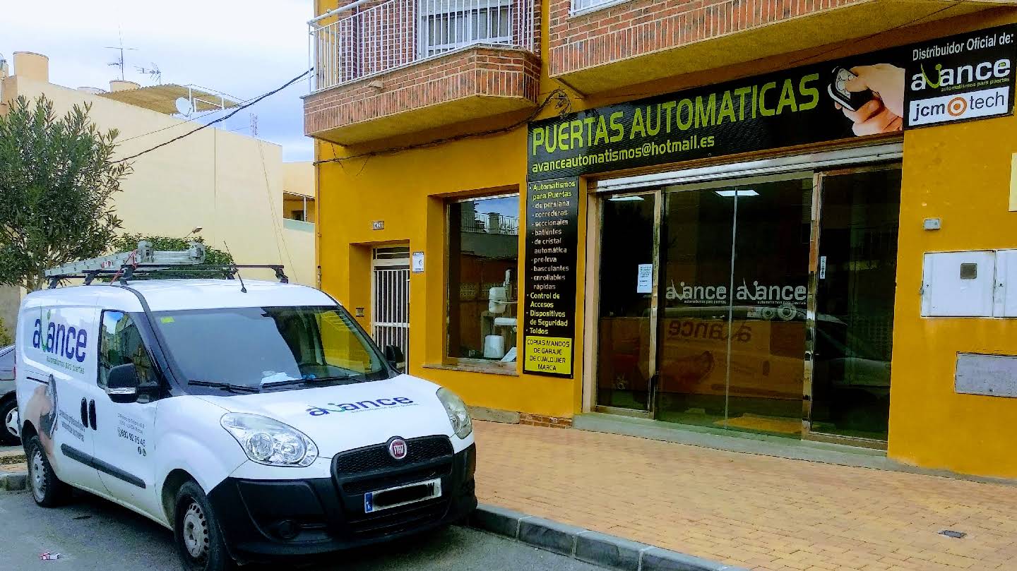 Furgoneta y escaparate de Avance Automatismos en Lorca