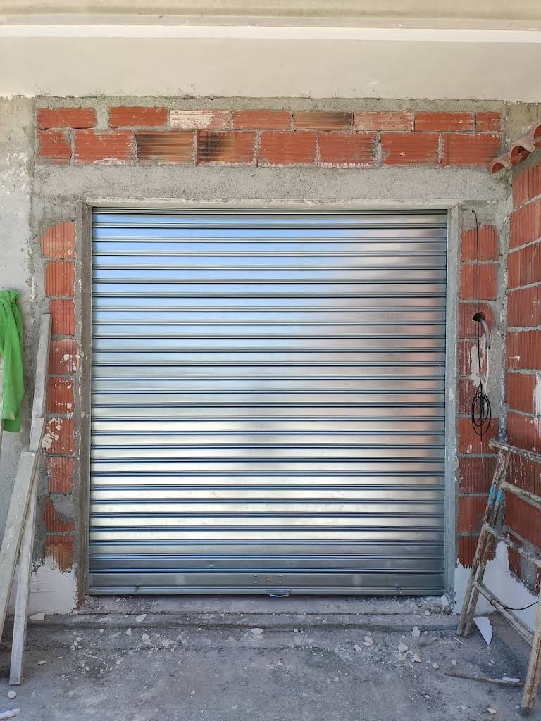 Puerta enrollable de acero galvanizado en local comercial