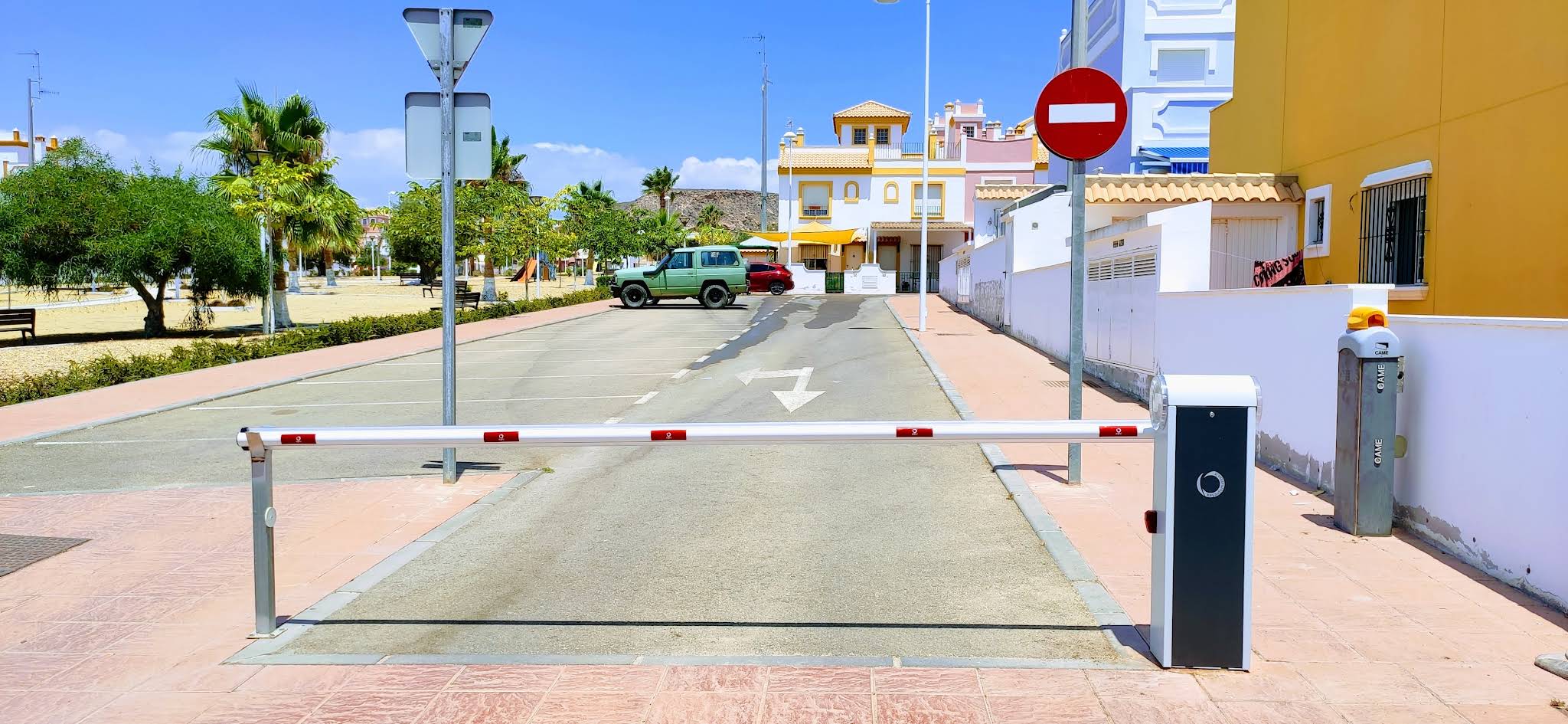 Barrera automática instalada en acceso de vía pública