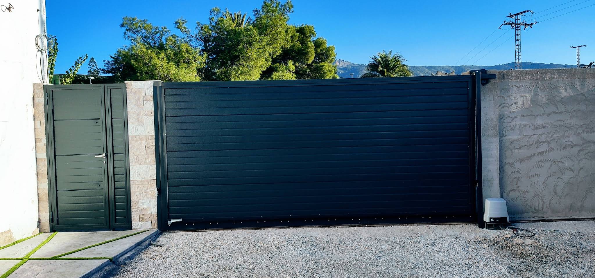 Puerta corredera automática instalada en exterior
