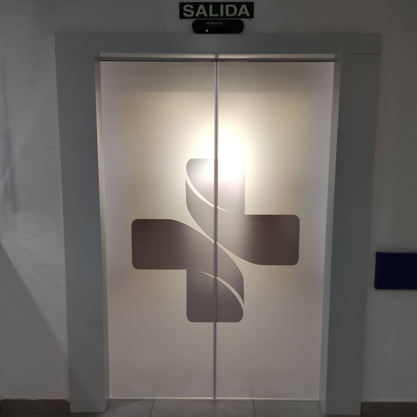 Puerta de cristal automática con vinilo en centro médico